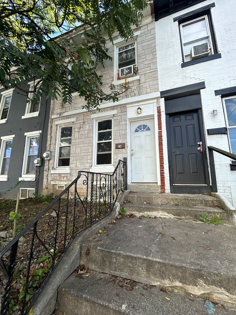 Philadelphia House: 24 E ABBOTTSFORD AVE