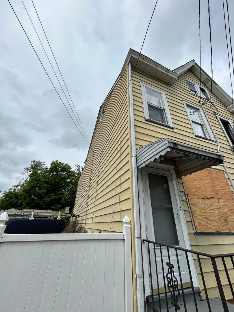 Trenton House: 739 Beatty St