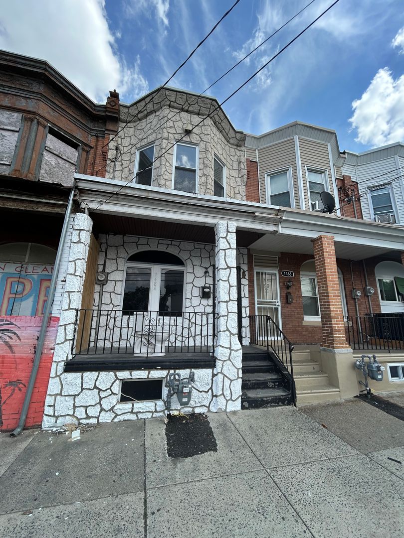 Camden House: 1484 Louis St