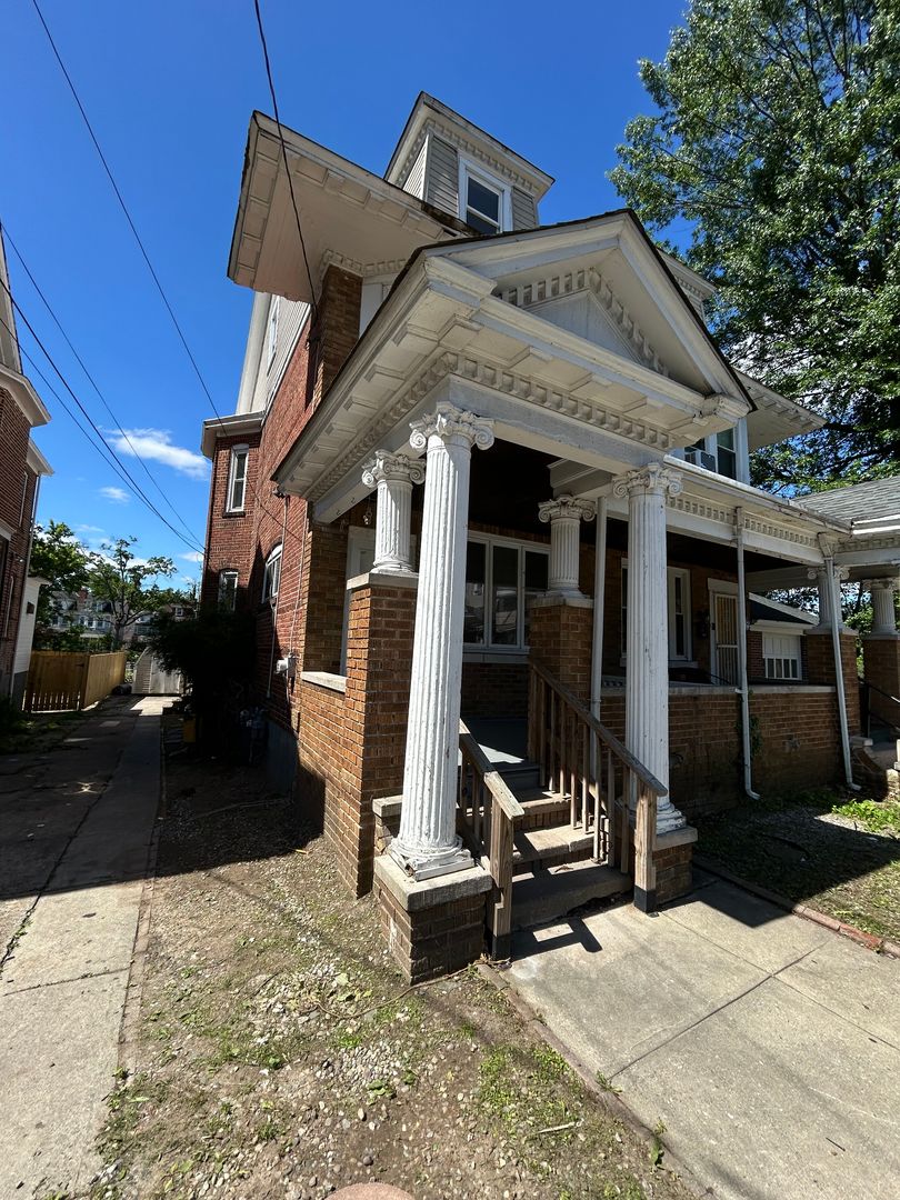 Trenton House: 59 Sanhican Dr
