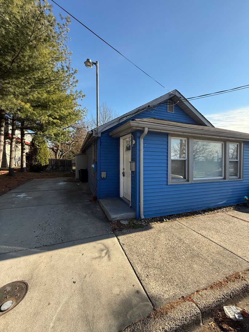 Penns Grove House: 15 Deming Ave