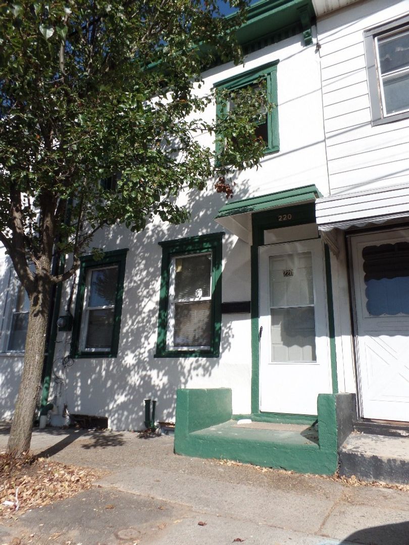 Trenton House: 220 Furman St