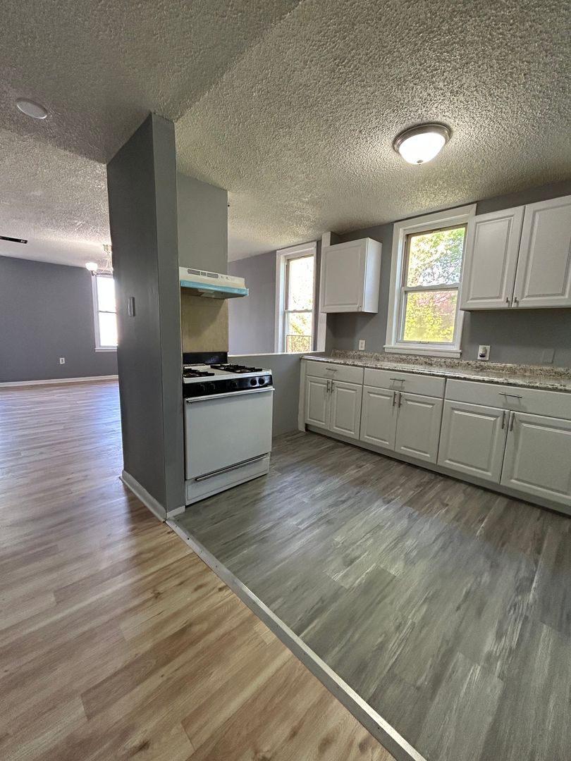 Camden Apartment: 1458 Kenwood Ave