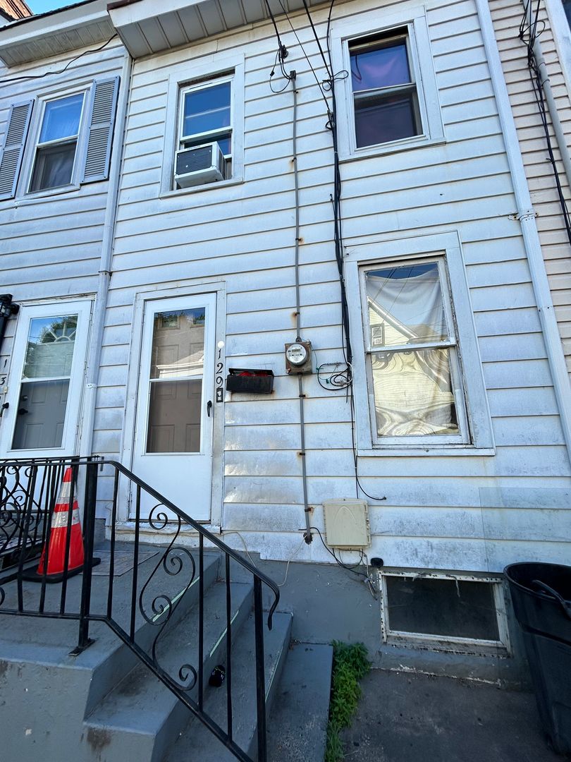 Trenton House: 129 Hancock St