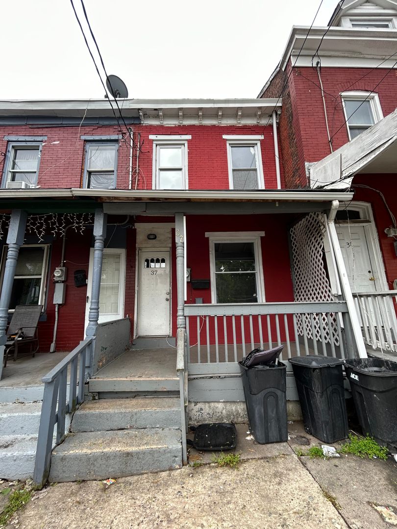 Trenton House: 37 S Logan Ave