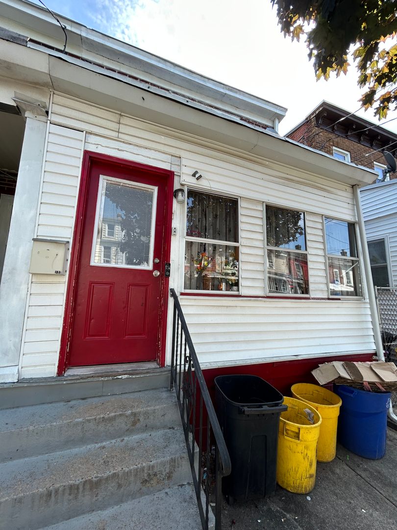 Trenton House: 122 Cleveland Ave