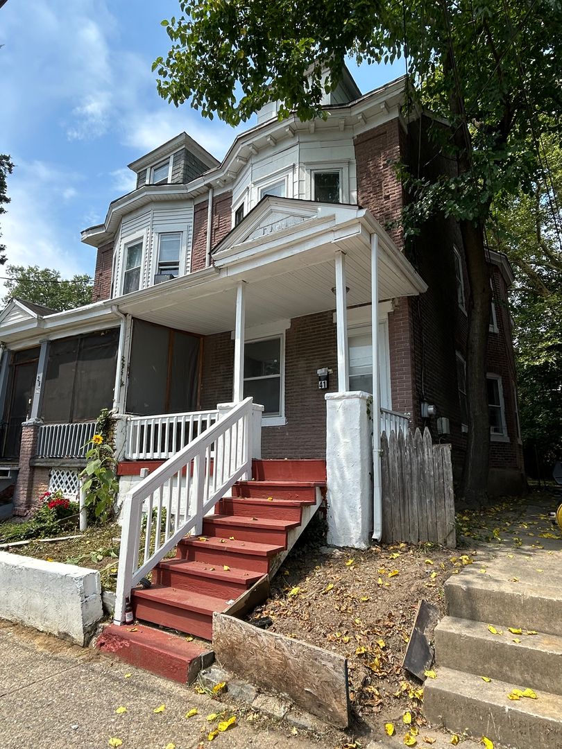 Trenton House: 41 Edgemere Ave