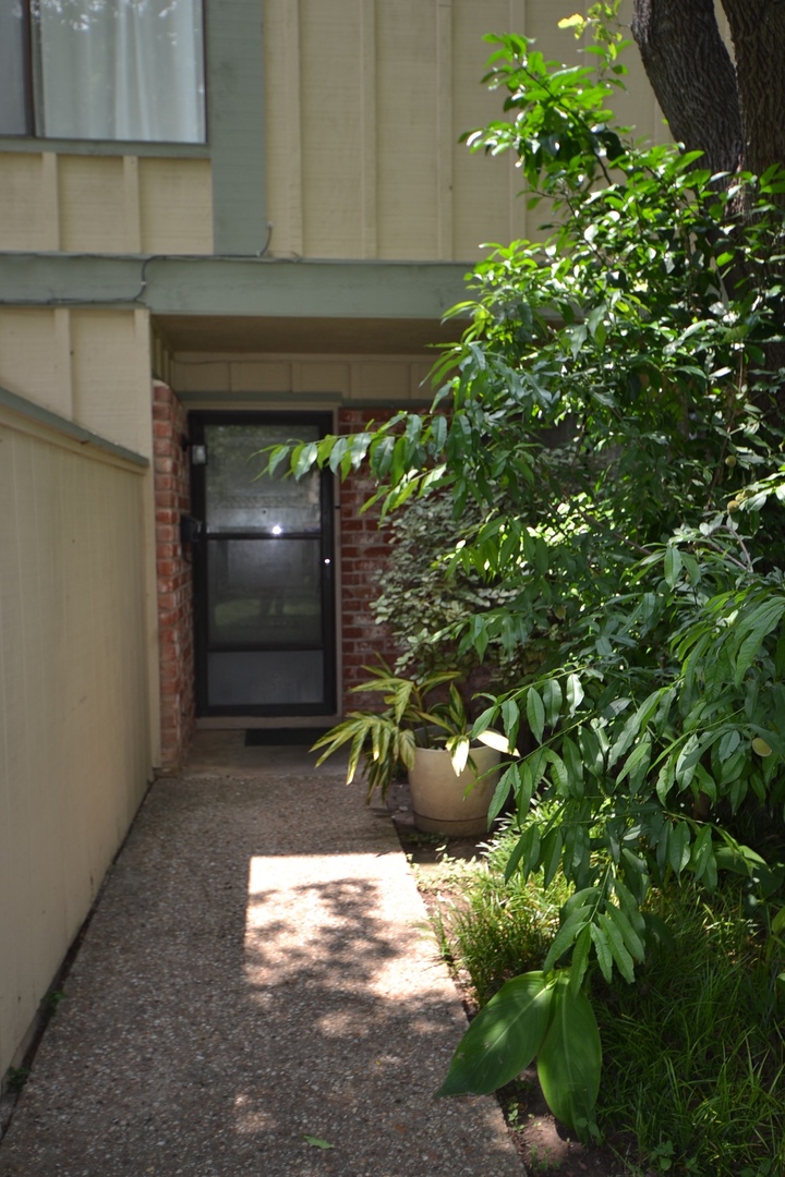 Austin Townhome: 900 W. Village Ln