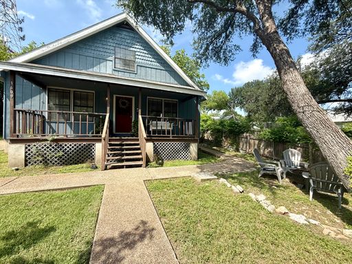 4/3 Home in Clarksville! Incredible location! Available for mid-July! – photo 1