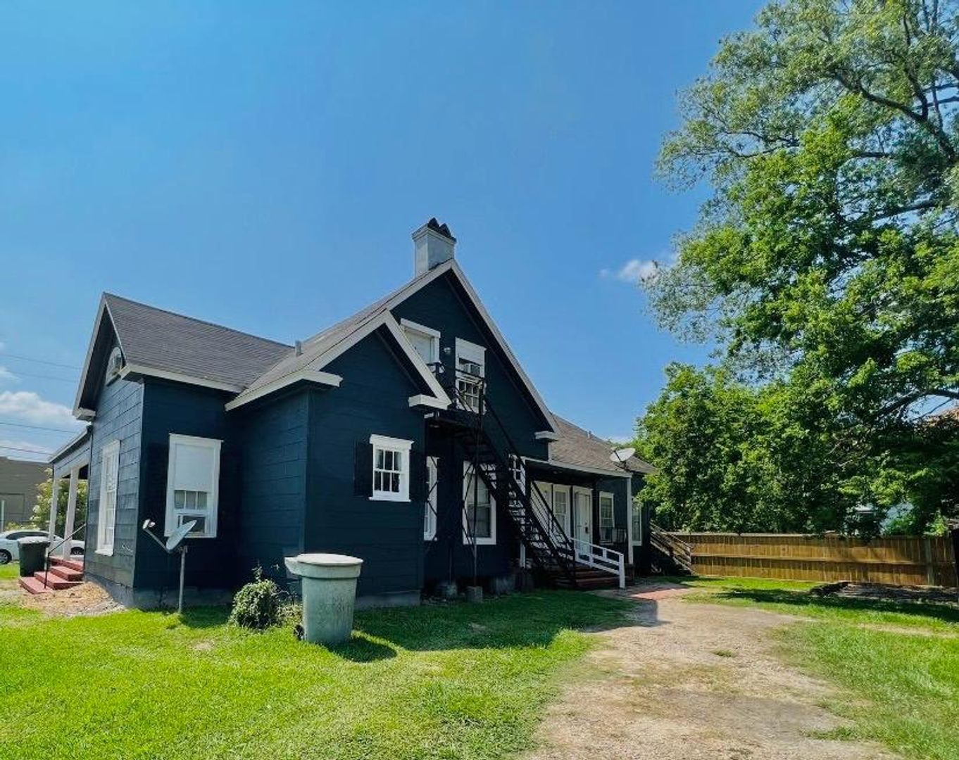 Beaumont Apartment: 1142 Lyle St