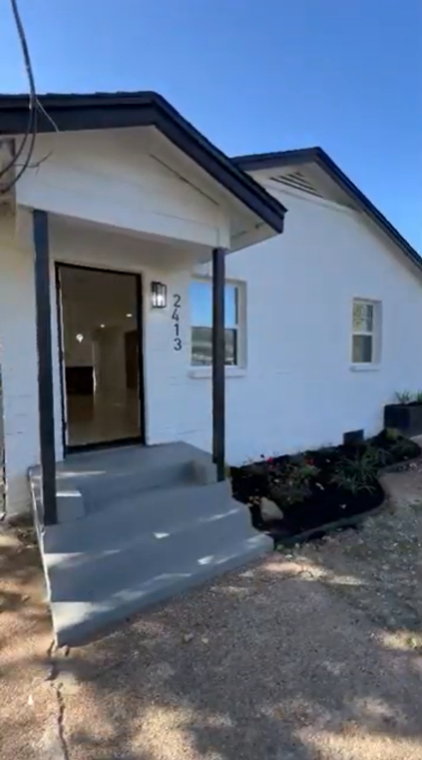 Houston House: 2413 Brewster St