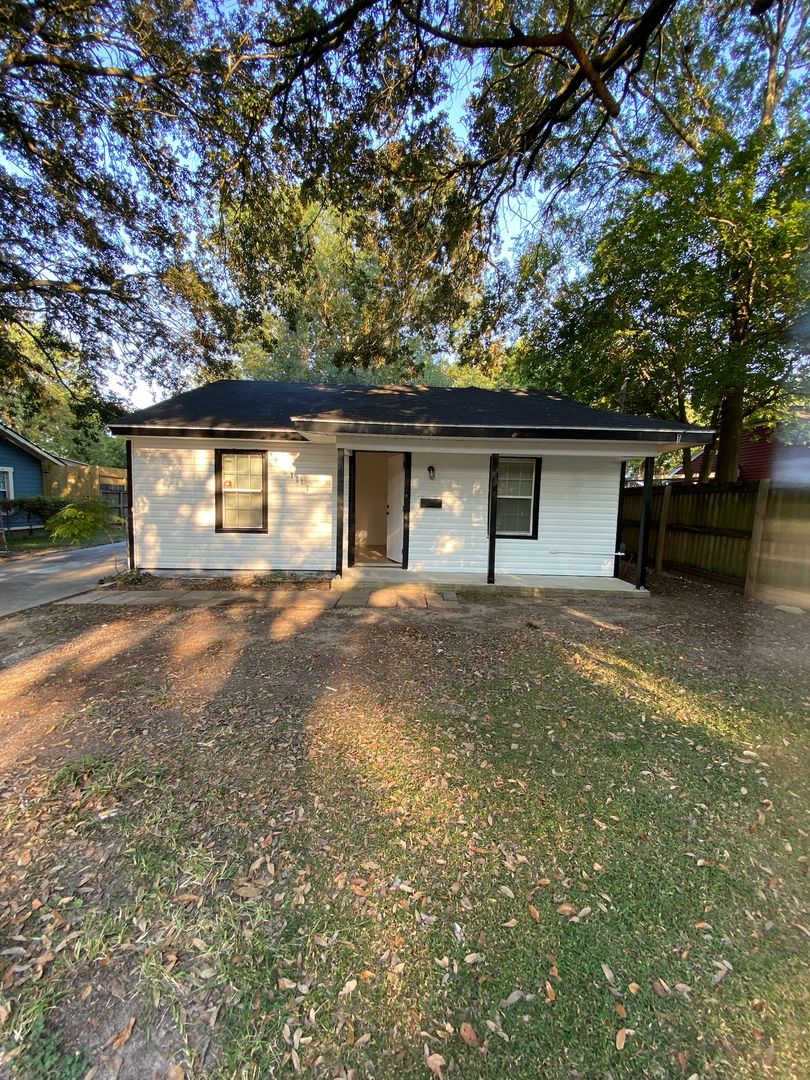 Port Neches House: 1017 Montrose St