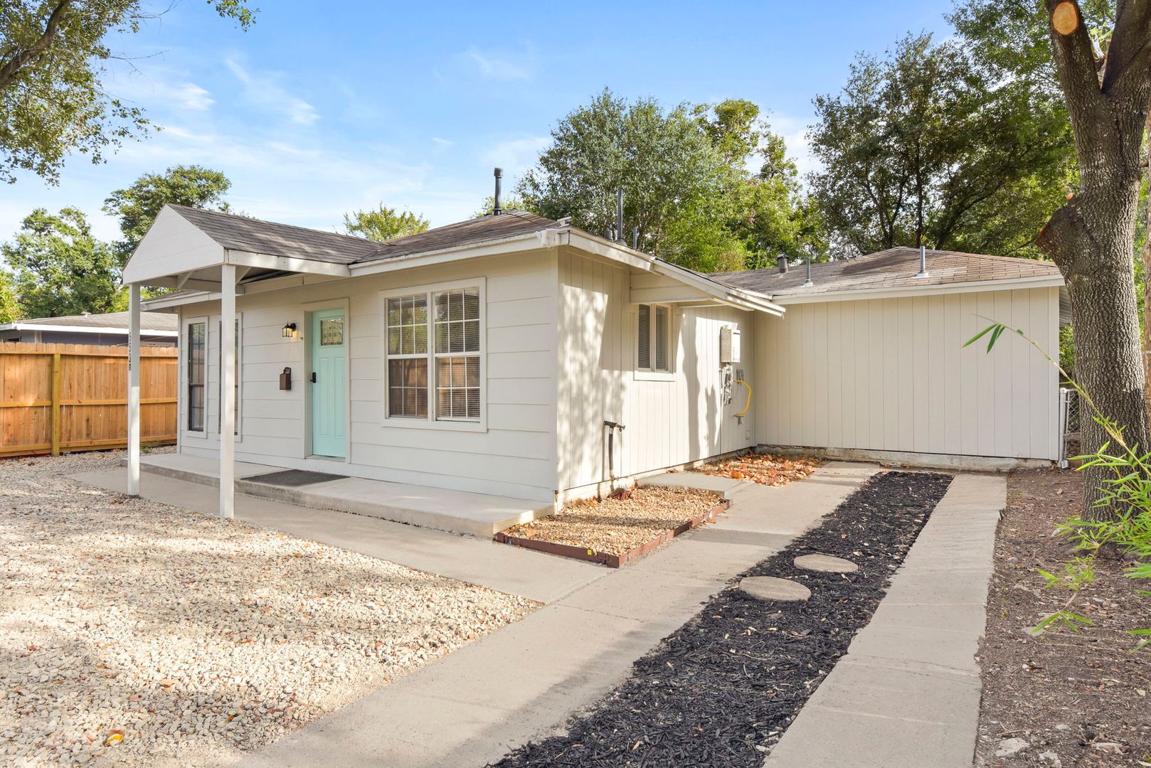 Houston House: 5530 malmedy Rd