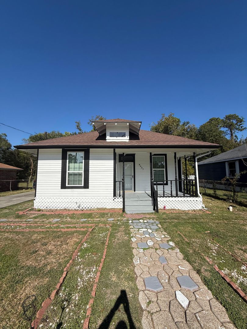 Houston House: 8407 Carolwood Dr