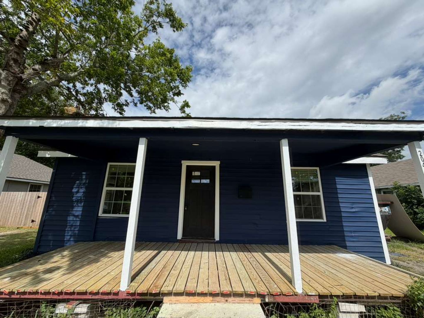 La porte House: 204 S 7th St