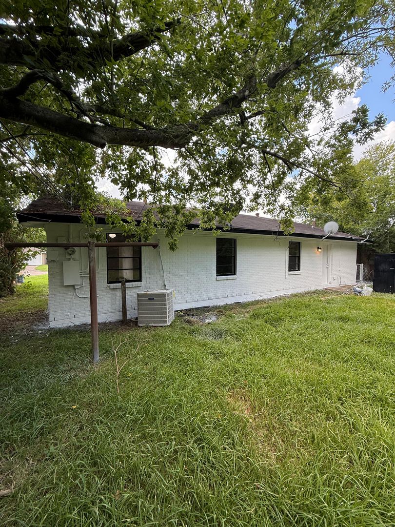 Houston House: 5307 Greylog Drive