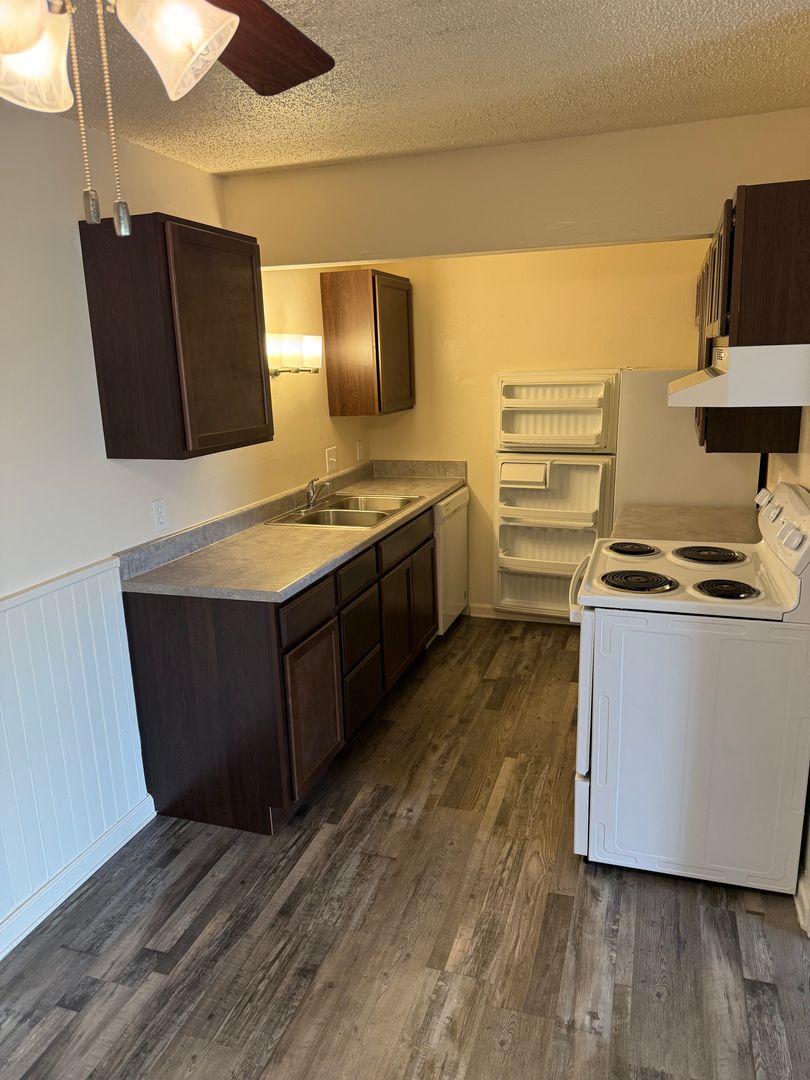 Wichita Apartment: 1940 S. Woodlawn