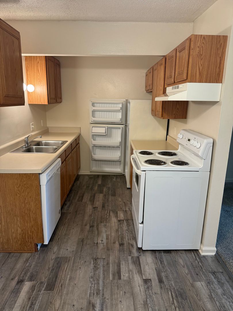 Wichita Apartment: 1940 S. Woodlawn
