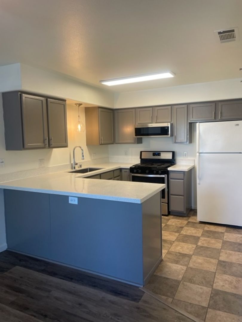 Bakersfield Apartment: 1100 Mondavi Way