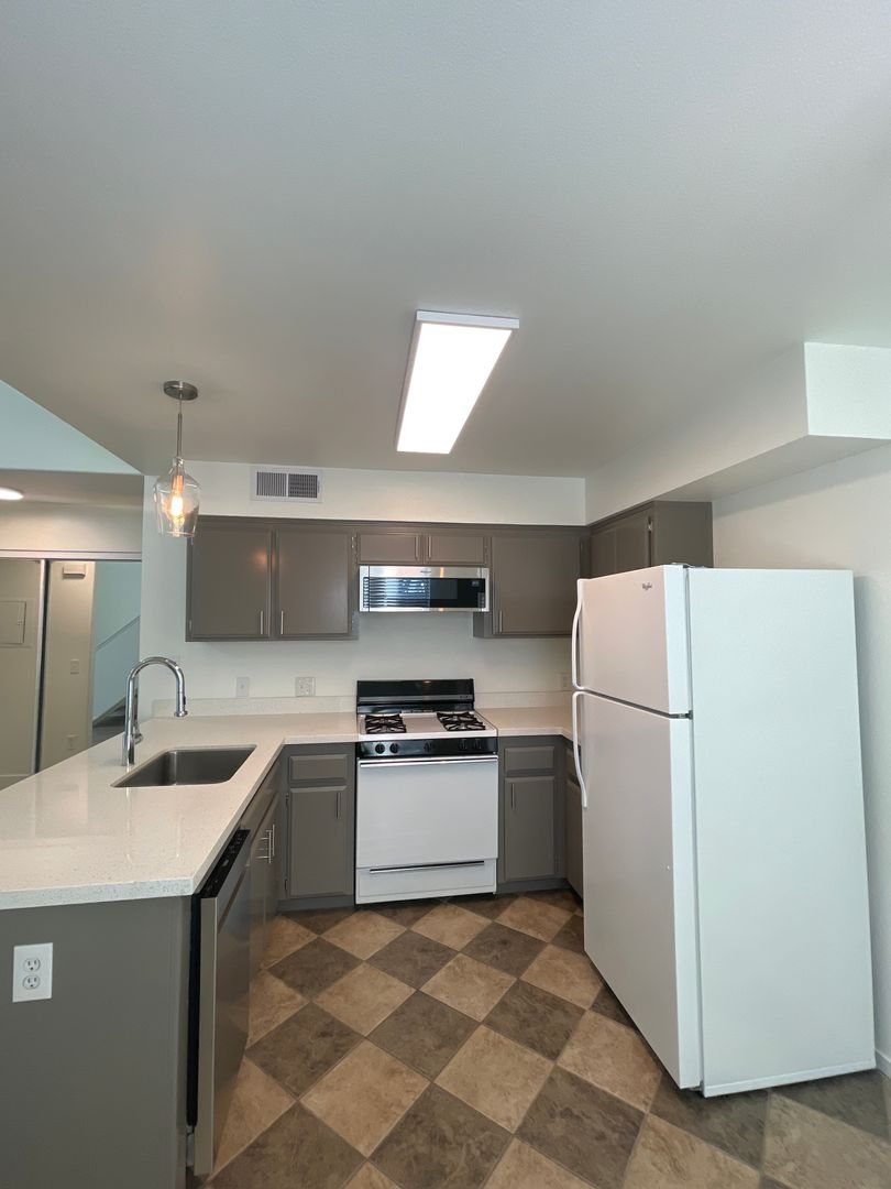 Bakersfield Apartment: 1100 Mondavi Way