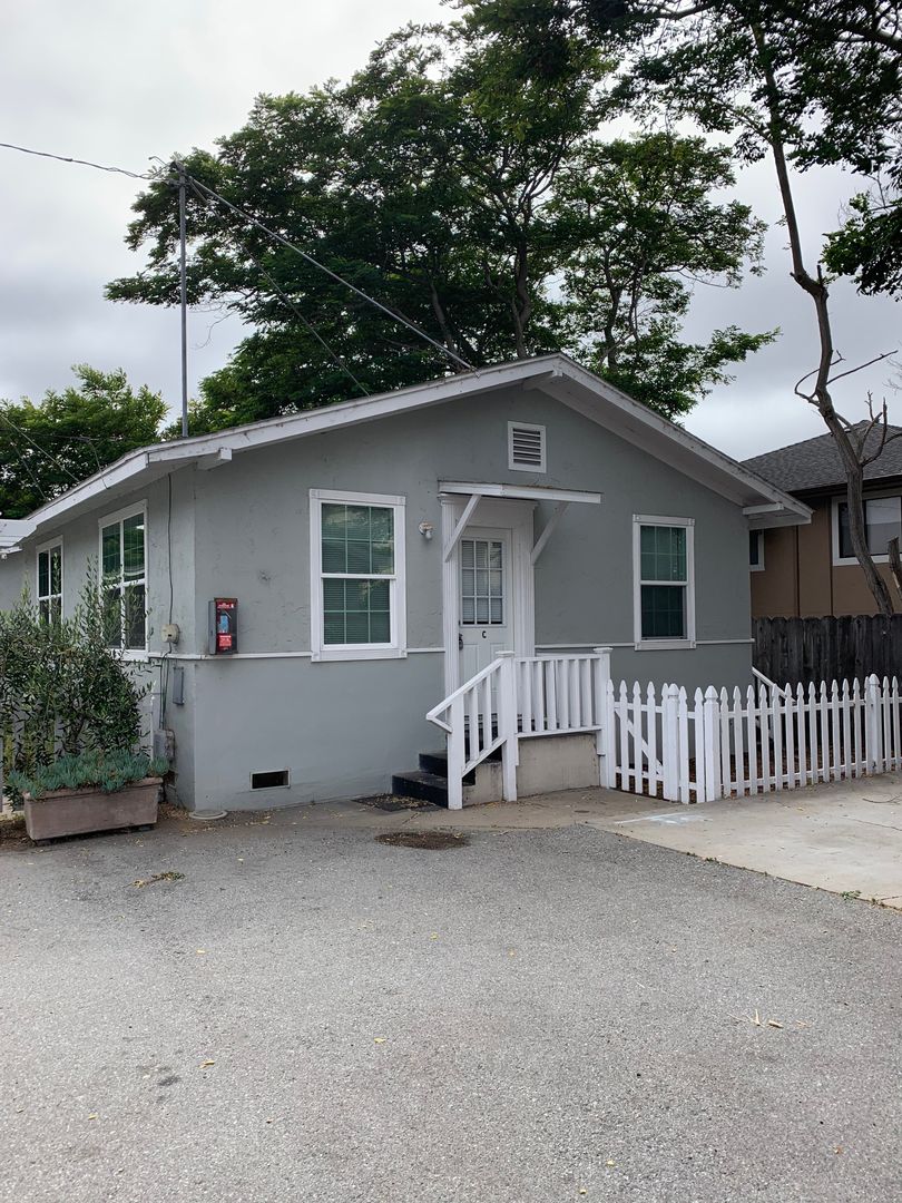 Monterey Apartment: 414 Ramona Ave