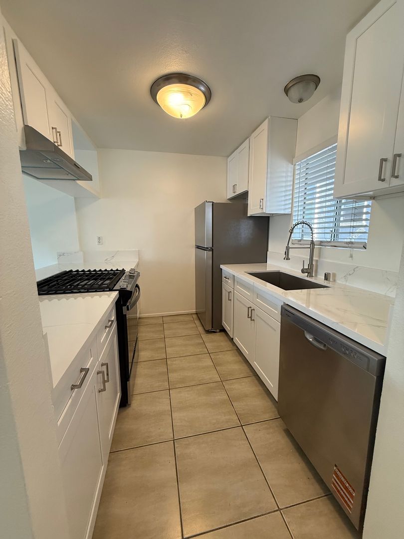 Long Beach Apartment: 755 Gaviota Ave