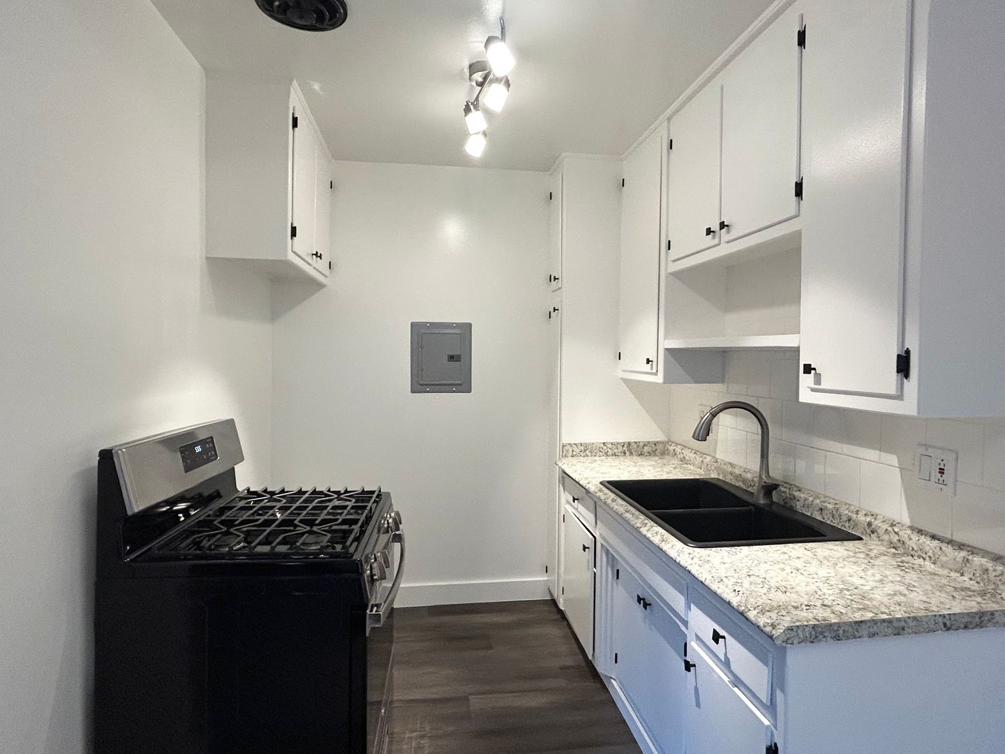 Long Beach Apartment: 2219 E 10th St