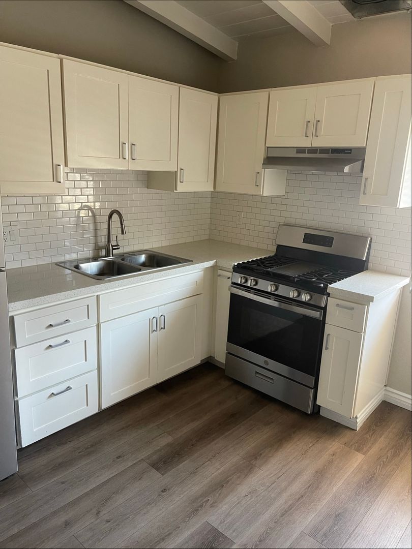 San Diego Apartment: 3969 Ocean View Boulevard