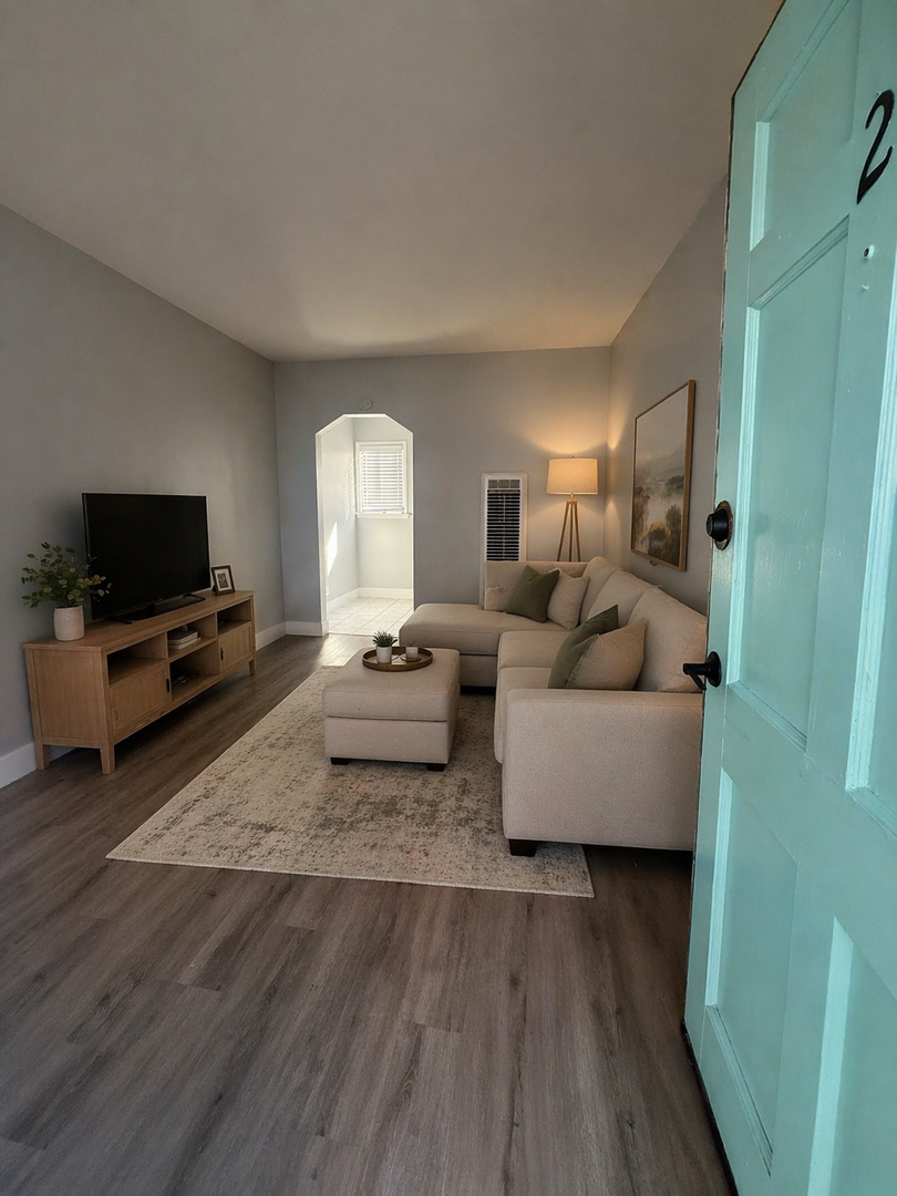 Long Beach Apartment: 924-934 Termino Ave