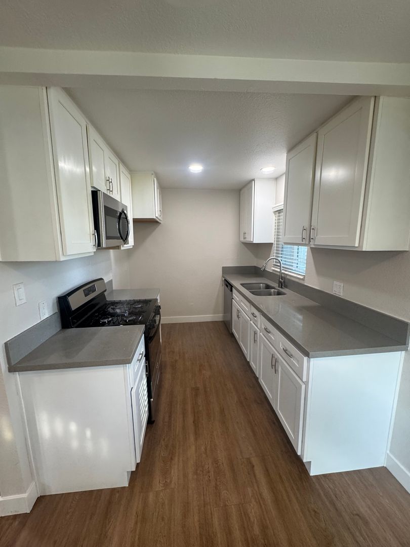 Costa Mesa Apartment: 311 W Wilson St
