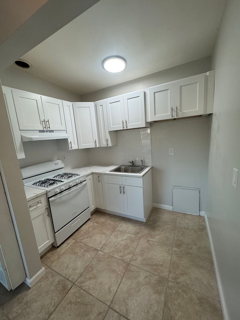 Orange Apartment: 842-864 N Olive St