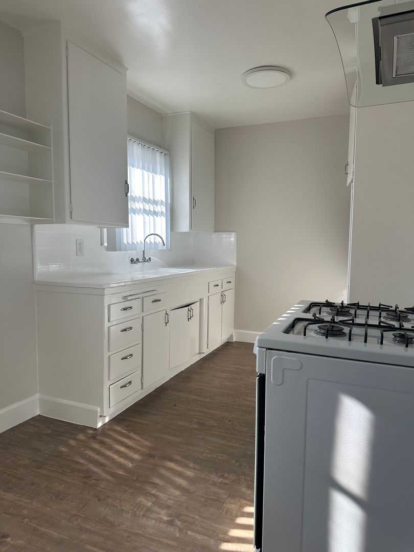 Santa Ana Apartment: 116 S  Orange Ave