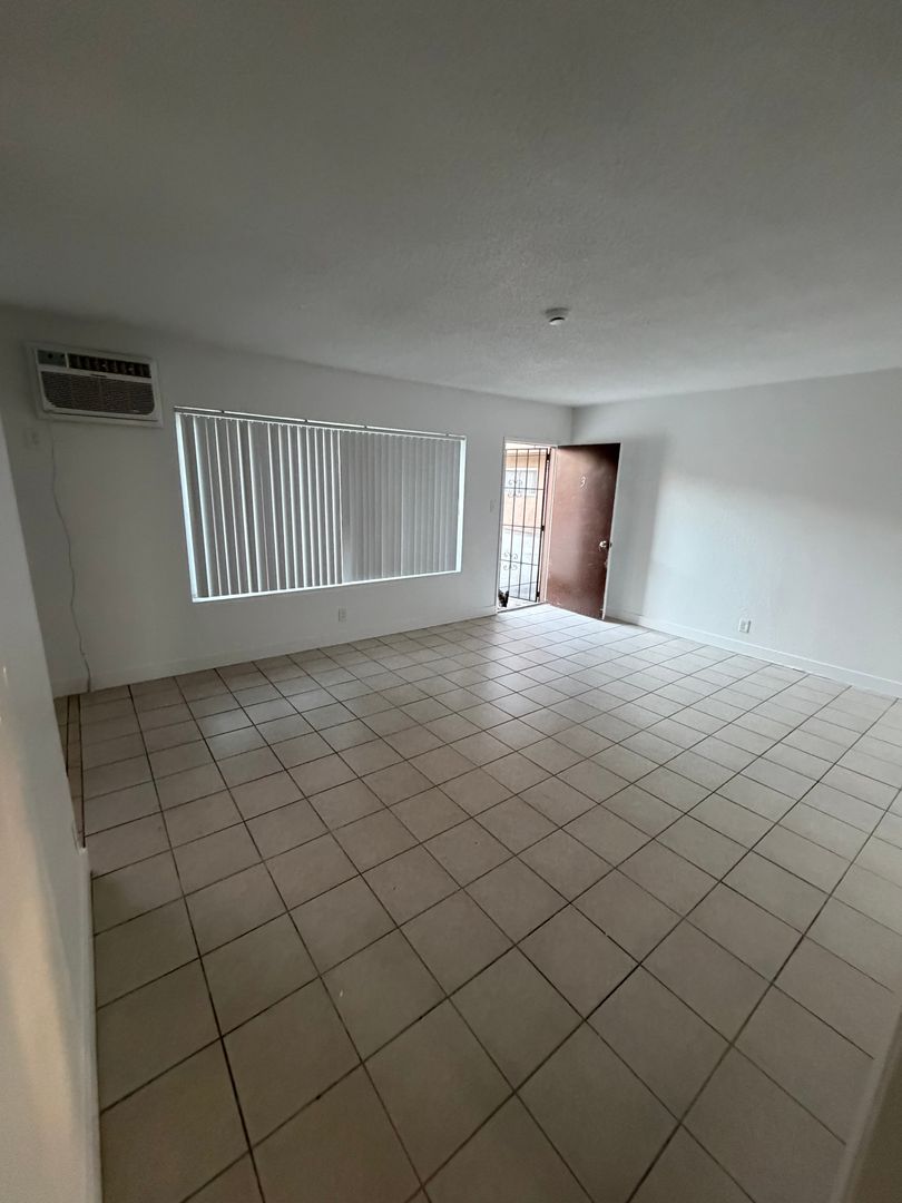 Anaheim Apartment: 2070 S Mountain View Ave