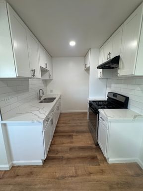 1 Bedroom/1 Bath with Assigned Parking in Santa Ana