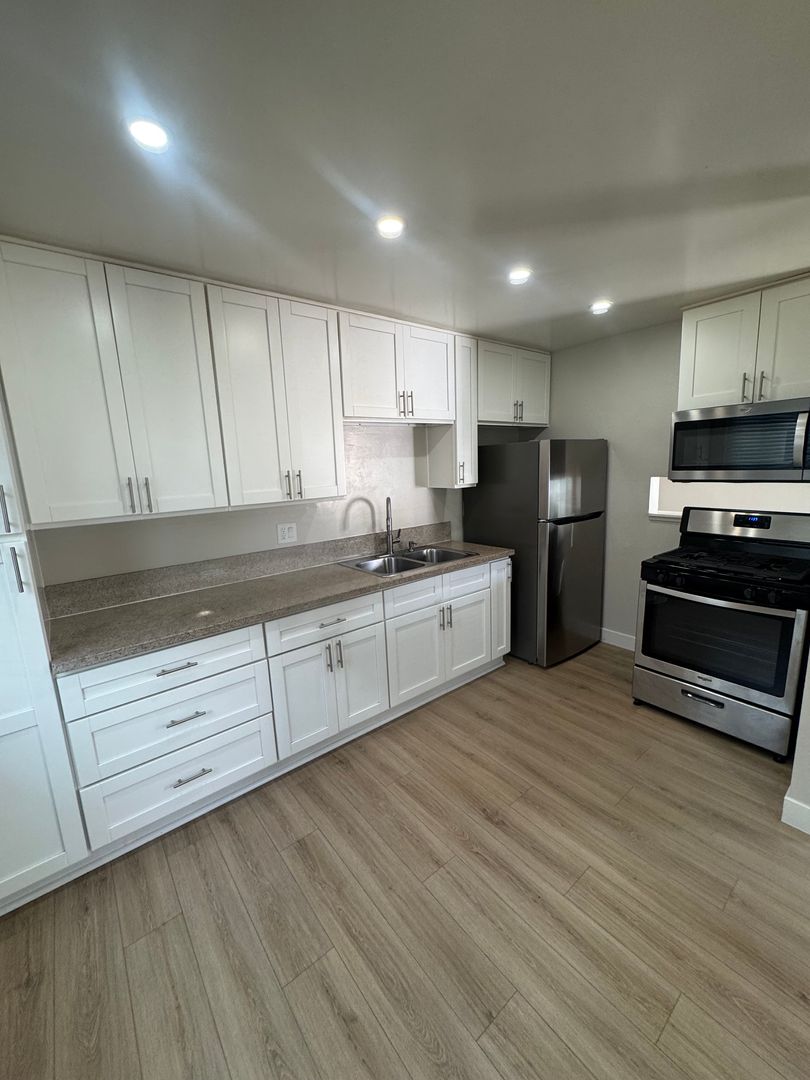 Anaheim Apartment: 625 W Bellevue Dr