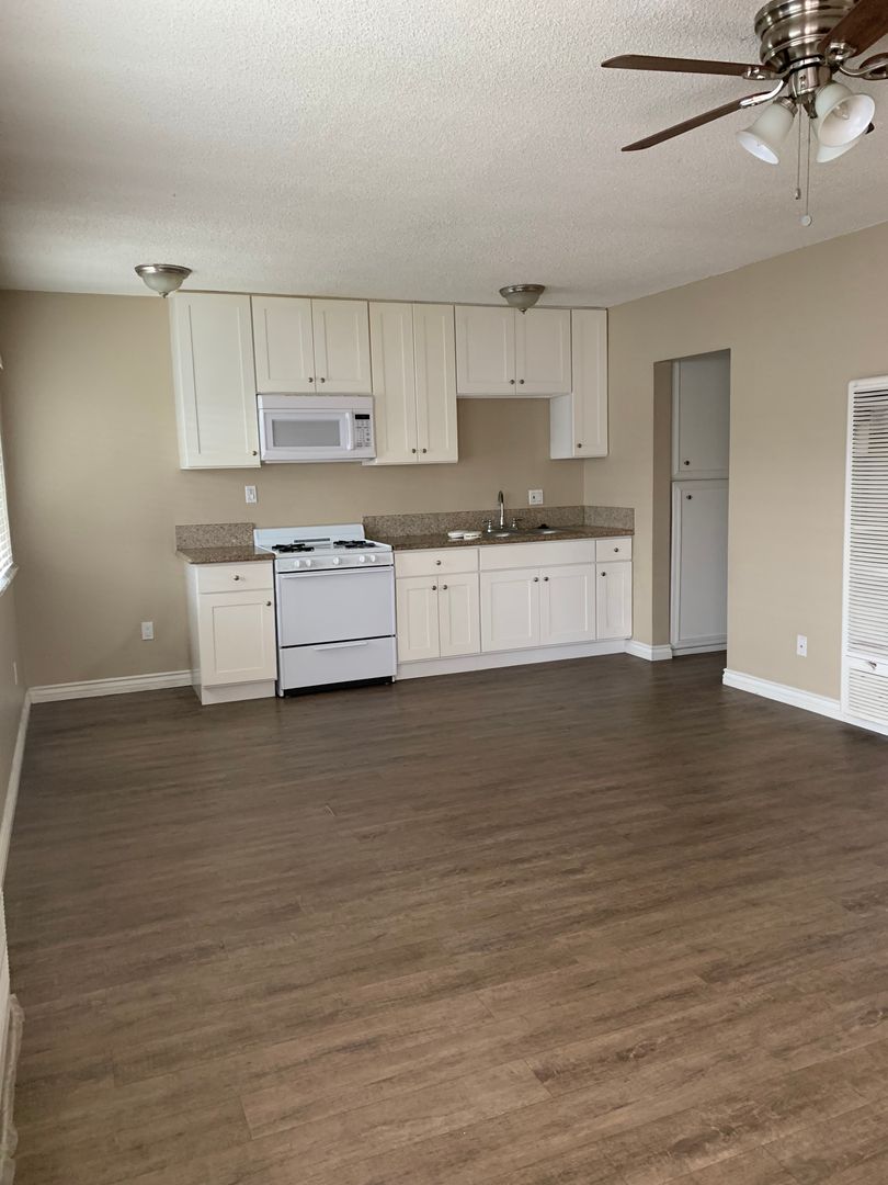 Bellflower Apartment: 9545 Flower St