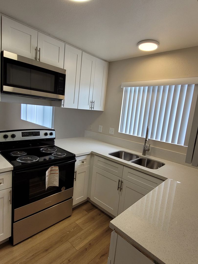 Garden Grove Apartment: 13062 Cypress St