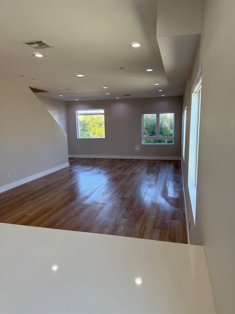 Los Angeles Apartment: 1147-1149 1/2 Tamarind Ave