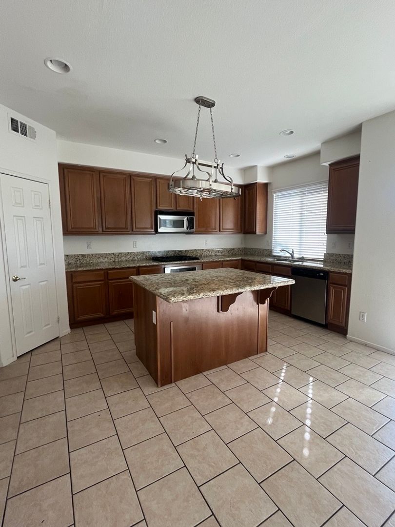 Beaumont House: 35491 Snead St