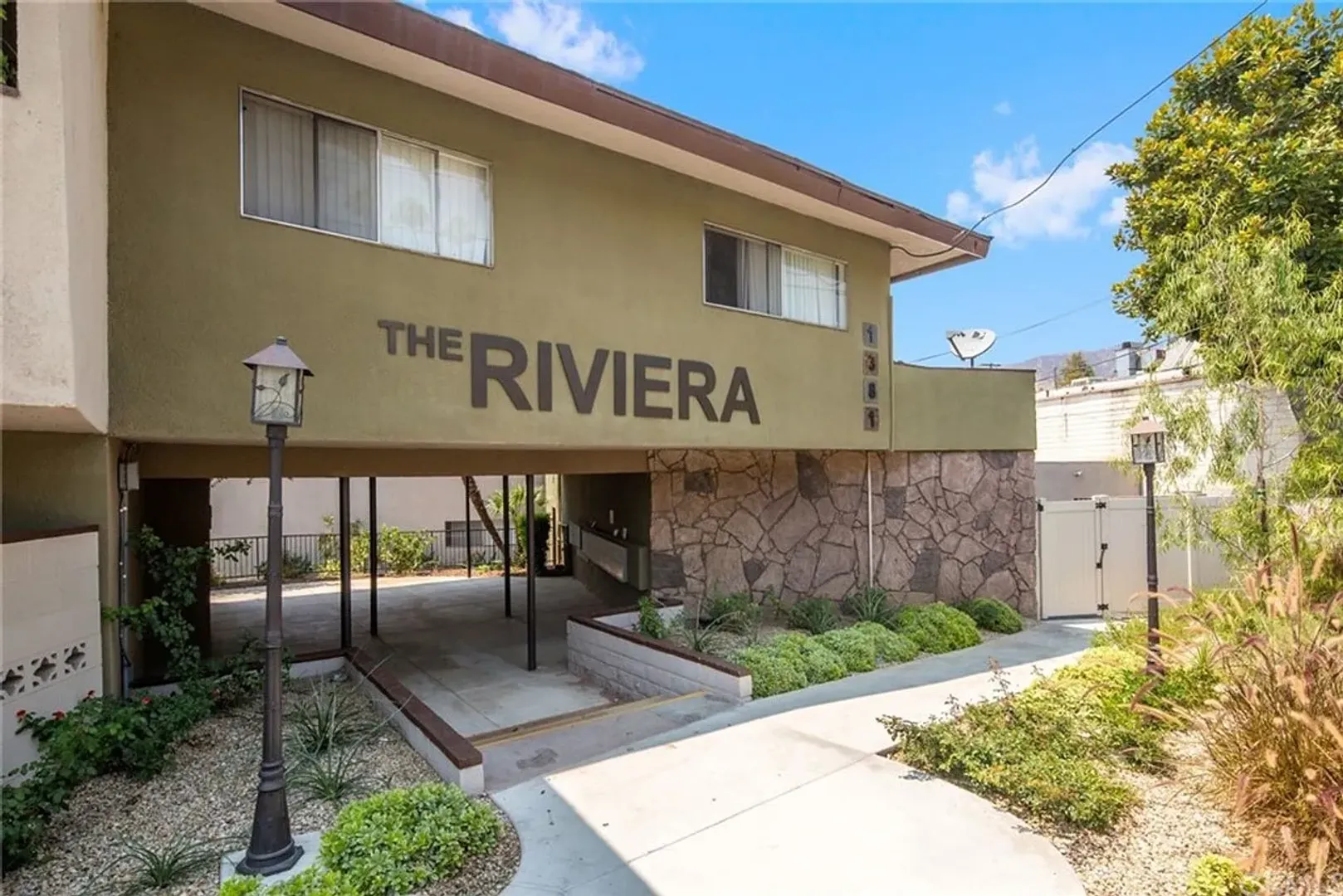 Azusa Apartment: 1381 N San Gabriel Canyon Rd