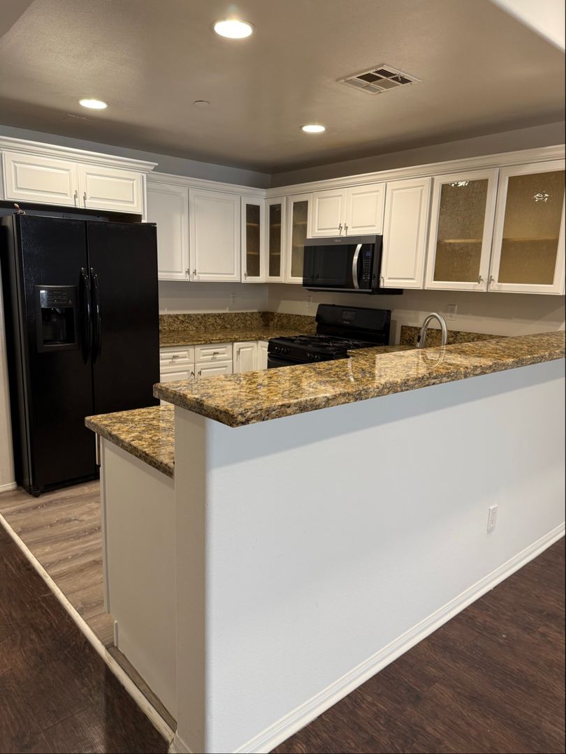 Los Angeles Apartment: 689 S Berendo St