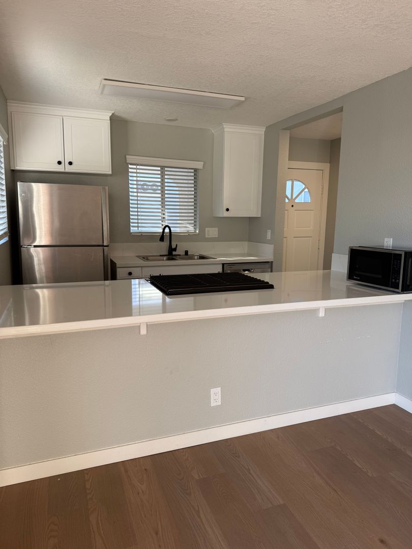 Long Beach Apartment: 755 Gaviota Ave