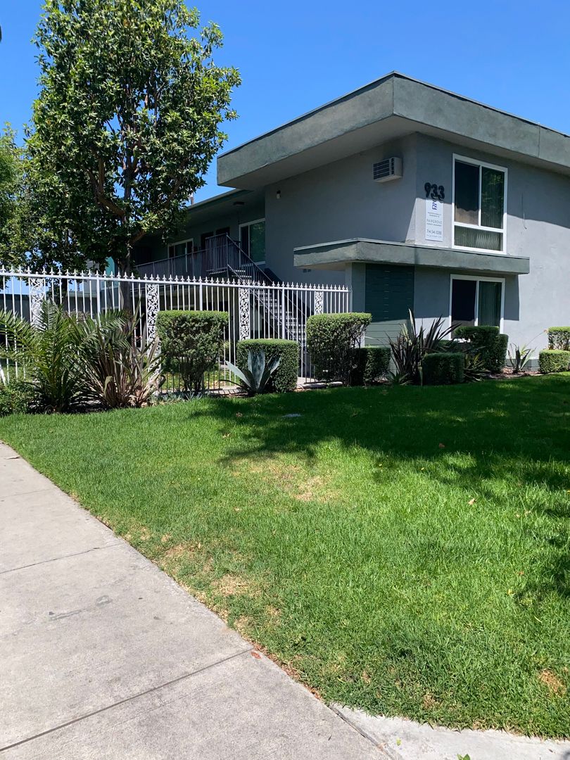 Anaheim Apartment: 933 S Roberts St