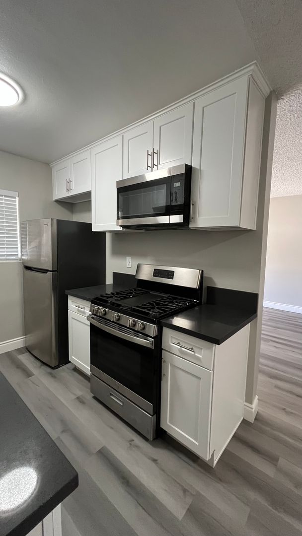 Azusa Apartment: 1381 N San Gabriel Canyon Rd