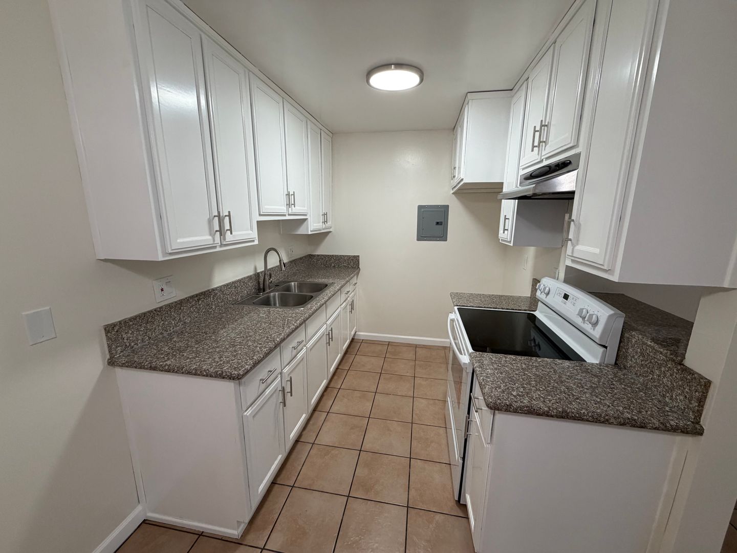 Long Beach Apartment: 1133 Freeman Ave