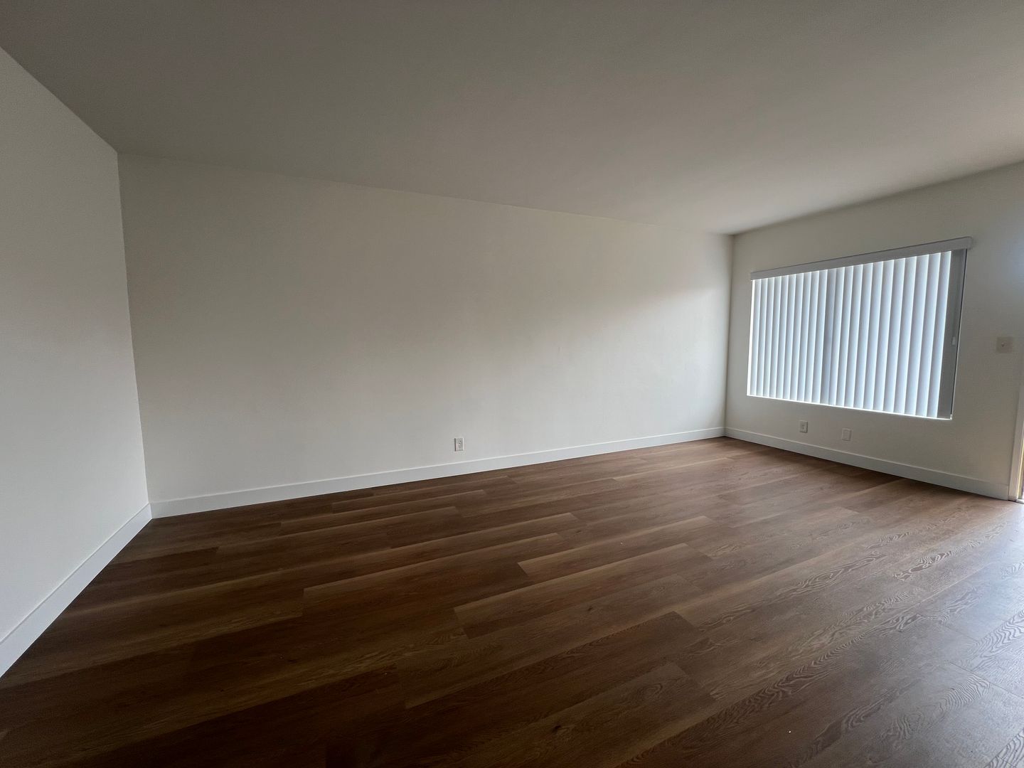 Hawthorne Apartment: 4015 W 132nd St