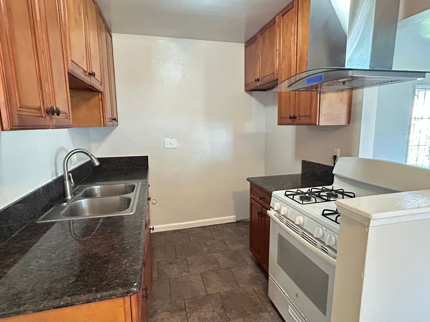 Anaheim Apartment: 949 S Roberts St