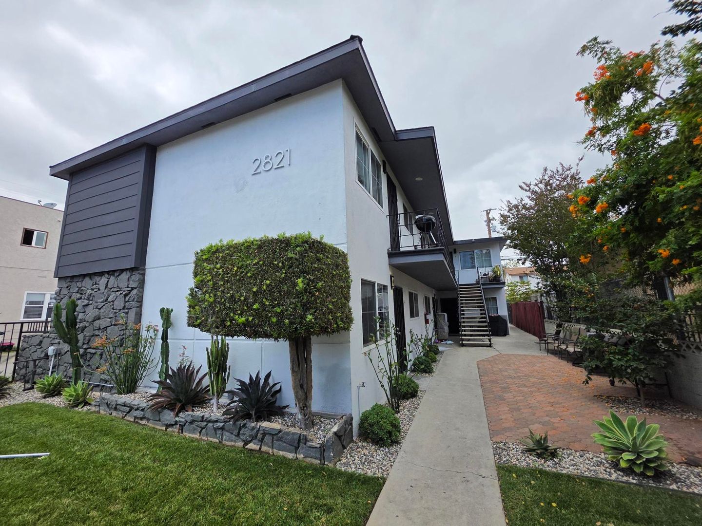 Long Beach Apartment: 2821 E 65th St