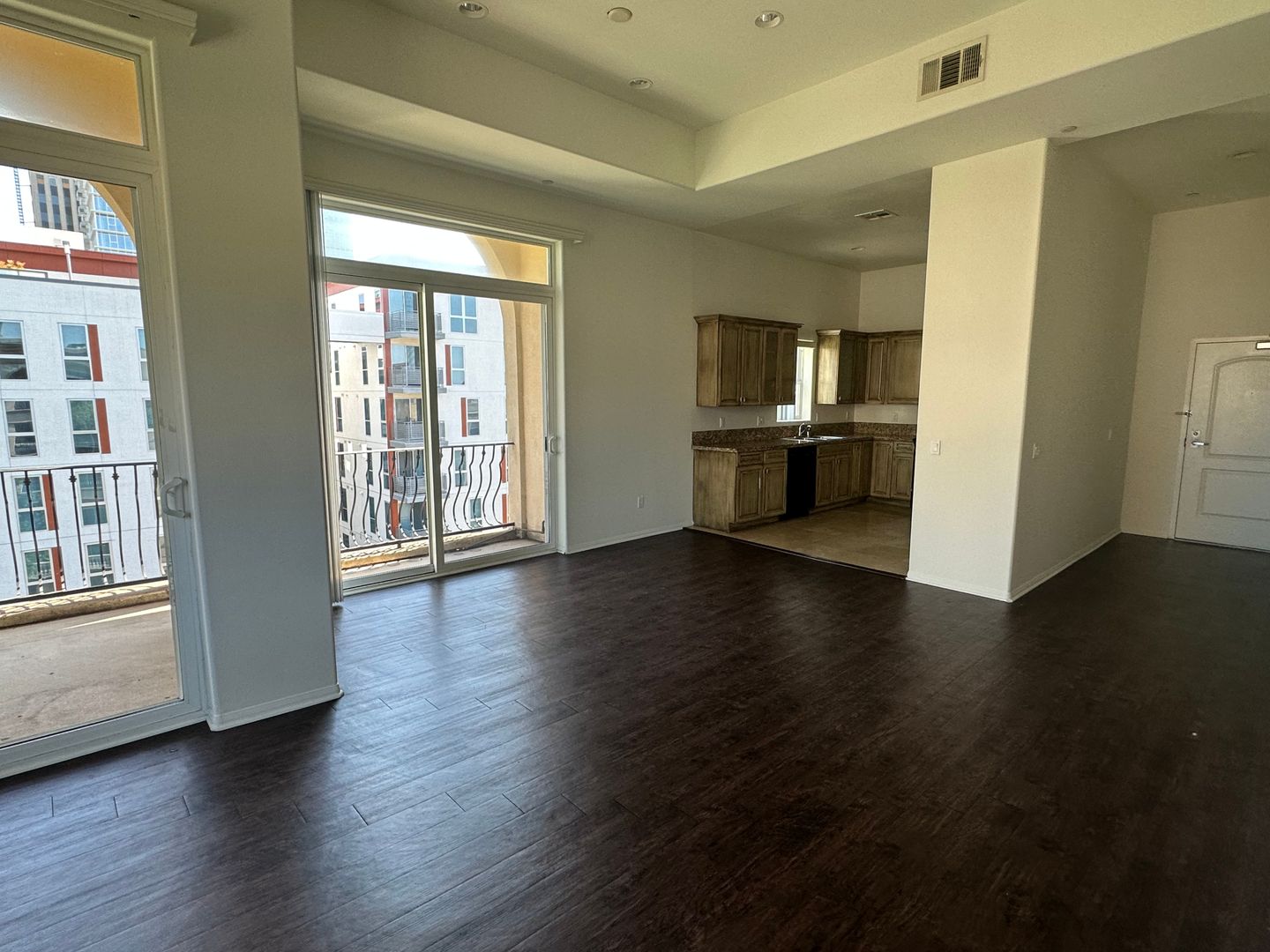 Los Angeles Apartment: 689 S Berendo St