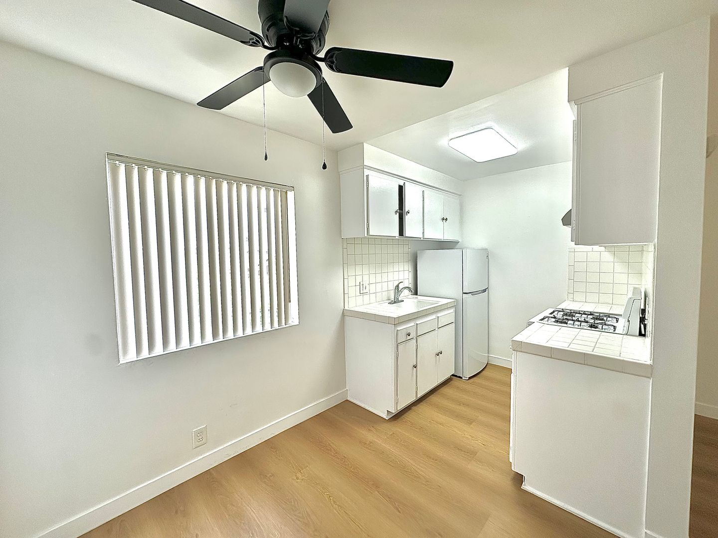 Hawthorne Apartment: 4015 W 132nd St